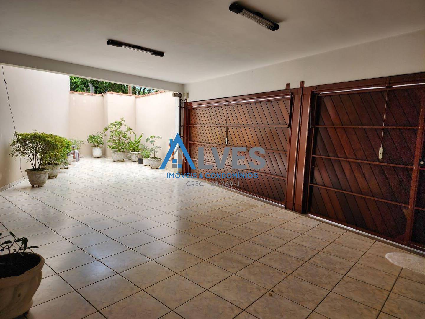 Casa à venda com 3 quartos, 202m² - Foto 2