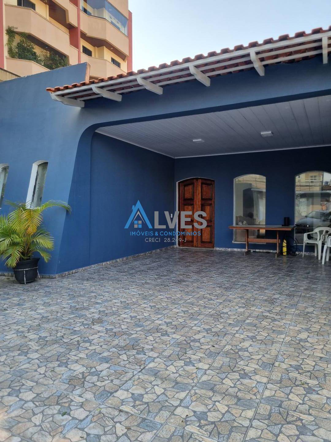 Casa à venda com 4 quartos, 215m² - Foto 1