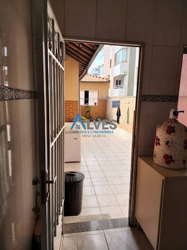 Casa à venda com 4 quartos, 300m² - Foto 2