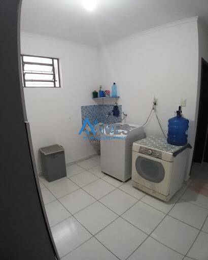 Casa à venda com 3 quartos, 220m² - Foto 2