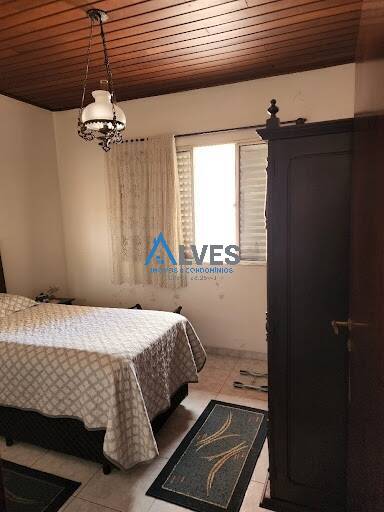 Casa à venda com 4 quartos, 300m² - Foto 4